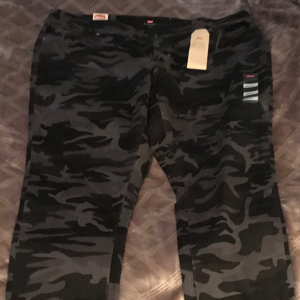 NWT Levi’s camouflage leggings size 22